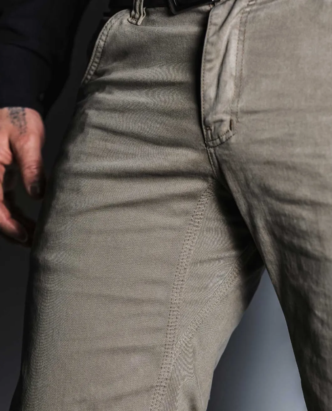 M.U.C. Chino Elastane Flat Dark Earth